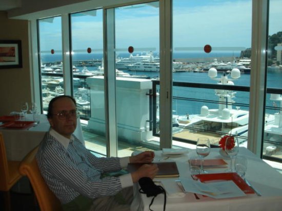 009-yvo-restaurant.jpg.medium.jpeg